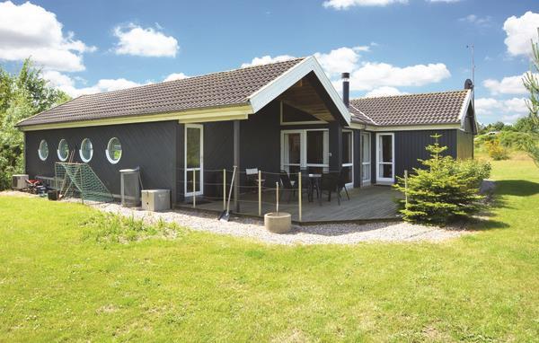 Ferienhaus mit Pool in Lyngsbäk